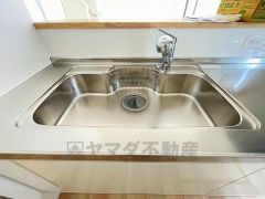 広々とした凸型シンクに洗剤ポケットを標準装備。大きなお鍋など洗いやすいです。洗剤や石鹸、スポンジもすっきりできる収納付き。