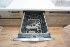 家事の時間が短縮できる食器洗浄乾燥機付。後片付けもラクラクです。 食器を洗う手間が減るので家族とのコミュニケーションの時間や自分の時間が増えますね。