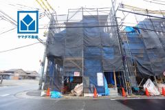 2号棟。シンプルでいつまでも飽きのこないデザインが周囲の環境に調和し、どんなご家族にもフィットするデザインです。