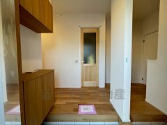 たっぷり収納できるシューズボックスです。家族全員の靴がきれいに整頓できます。棚の上にお花や写真を飾っても良いですね。