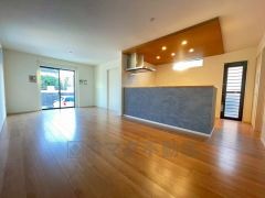 家族が集まる開放的なリビング。約19帖の大空間で毎日のお食事が楽しみです＾＾思い思いの時間を過ごしたり、家族みんなで食事をしたり、素敵な団らんの場になりますね。