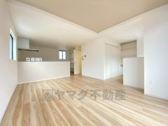 対面式キッチンを中心としたリビングダイニングで家族の会話が弾みそうです。