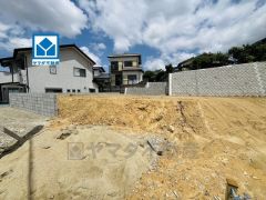 敷地面積広々77坪。西鉄バス「一 番田」停まで徒歩4分。コンビニまで徒歩12分スーパーまで徒歩13分。