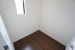 収納力豊富なファミリークローク付き。洋服や小物などを1箇所にまとめて美しい収納を実現します。