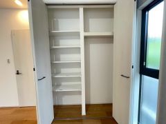人も物も集まるリビングに収納スペースを確保しました。掃除道具や家族みんなで使うものを収納するのに便利ですよ＾＾