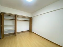 住む人のこだわりを活かす洋室。日当たりがよく、寝室としての利用もおすすめ。広めのクローゼットには荷物をすっきり片付けられ、ゆとりのある暮らしが出来ます＾＾