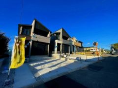 前面道路は公道南側約4.6ｍ。