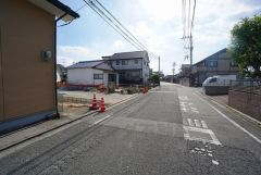 前面道路は公道西側6.5ｍ。幅広いためお車の離合や駐車スムーズです＾＾