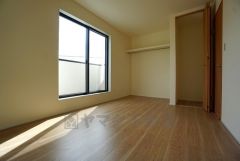 住む人のこだわりを活かす洋室＾＾オープンクローゼットと収納があり荷物もすっきり片付けられ、ゆとりのある暮らしが出来ます＾＾