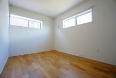 同仕様写真。全居室にはたっぷり収納できる大型クローゼットを設置しています。窓には断熱性・保温性にすぐれ、省エネ効果のあるペアガラスを採用。冬には結露を防止します。