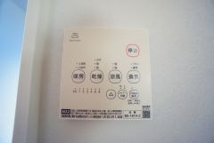 雨の日の洗濯も安心できる浴室暖房乾燥機付き浴室。リモコンで操作もボタン1つで簡単。 浴室暖房乾燥機には、暖房、乾燥、涼風、換気の4つの機能が付いています。タイマー付きです。