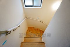 同仕様写真。小さなお子様やご高齢の方でも安心できる、手すり付き階段。段差も低めで設定されており、安全性にも優れています。