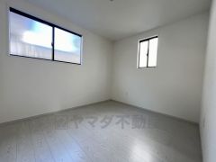 2面採光を確保した明るい室内は、風通しも良く、大変居心地の良い空間となっております。爽やかな風を感じて起きる朝は、快適生活の始まりに。