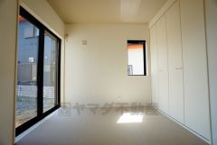 同仕様写真。リビングからの続き間として和室をご用意しました。普段はリビングとつなげて開放的なスペースとして。来客時には客間としてお使いいただけます。