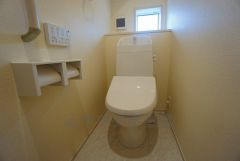 温水洗浄機付トイレです。節水機能もあるので、安心して使えますね。もちろん、1階2階の2ヶ所にトイレがあるので、忙しい朝にもゆとりができますね。