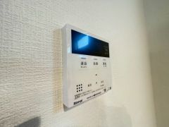 キッチン横に給湯器リモコンを設置していますので、忙しい時間帯でもスイッチ一つでお風呂の用意ができますよ＾＾