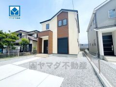 JR門松駅まで自転車で約10分。 コンビニまで徒歩7分。 敷地面積広々51坪。