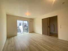 大きな窓のあるリビングは、陽光あふれる明るい空間です。居心地良く、ご家族皆がゆったりくつろげる憩いの空間となりそうです。