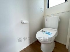 温水洗浄機付トイレです。節水機能もあるので、安心して使えますね。もちろん、1階2階の2ヶ所にトイレがあるので、忙しい朝にもゆとりができますね。