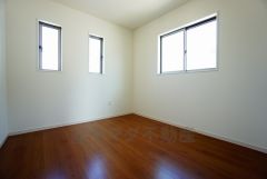 同仕様写真。2面採光を確保した明るい室内は、風通しも良く、大変居心地の良い空間となっております。爽やかな風を感じて起きる朝は、快適生活の始まりに。