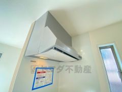 調理により発生する油煙や臭いを吸い込み、屋外へ排気してくれます。