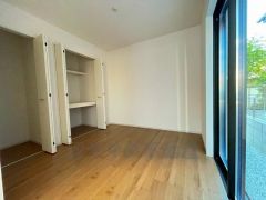 木目調のシンプルデザインで落ち着きと安らぎの空間に仕上げています。各部屋に収納が完備されているので、お荷物が多くなっても安心の設計です。