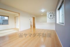 リビングは広々とした設計で、家族が集い、寛ぐ暮らしの空間を演出しています。 LDKは16帖。隣接する和室合わせて22帖＾＾広々とした空間になります＾＾