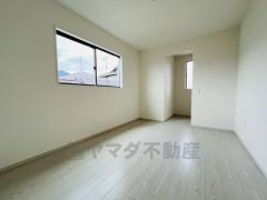 木目調のシンプルデザインで落ち着きと安らぎの空間に仕上げています。各部屋に収納が完備されているので、お荷物が多くなっても安心の設計です。