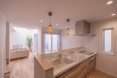 お庭で遊ぶ子供の様子や、リビングの家族を見守れるキッチンです＾＾