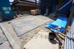 カースペースは停めやすい並列駐車2台付きです。 前面道路は6ｍ以上と広く、駐車がスムーズにできます＾＾