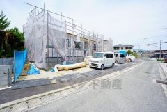 前面道路東側4ｍ、北側6.27ｍ。 北側は車の離合もスムーズにできます＾＾ 10年間の瑕疵保証が付いた安心の新築戸建。最新の設備で気持ちの良い新生活を送りませんか。