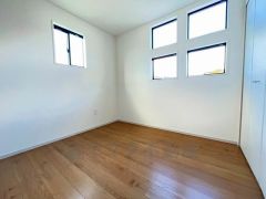 2面採光を確保した明るい室内は、風通しも良く、大変居心地の良い空間となっております。爽やかな風を感じて起きる朝は、快適生活の始まりに。