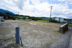 カースペースは停めやすい並列駐車4台付き。