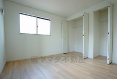 同仕様写真。住む人のこだわりを活かす洋室＾＾日当たりがよく、寝室としての利用もおすすめ。広めのクローゼットもあり荷物もすっきり片付けれ、ゆとりのある暮らしが出来ます＾＾