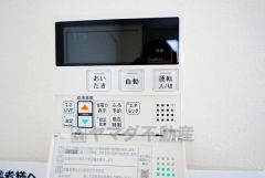 キッチン横からお湯張り、追い炊き、足し湯がボタン一つで楽々操作できる給湯機リモコンです＾＾忙しい夕飯の準備の時間帯に重宝しますね。