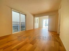 大きな窓のあるリビングは、陽光あふれる明るい空間です。居心地良く、ご家族皆がゆったり寛げる憩いの空間となりそうです。