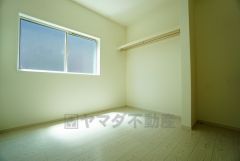 同仕様写真。オープンクローゼットは、扉の開閉動作がないので荷物の出し入れがスムーズになります。衣類を綺麗にまとめておしゃれにまとめれば、お部屋のアクセントにもなります＾＾