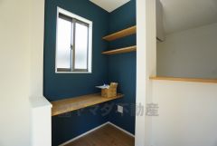 リビングに設置された「スタディーカウンター」は、お子様の勉強スペースに便利です。