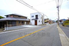 前面道路は広々11ｍ以上と駐車がスムーズに出来ます＾＾