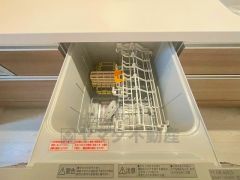 家事の時間が短縮できる食器洗浄乾燥機付。後片付けもラクラクです。 食器を洗う手間が減るので家族とのコミュニケーションの時間や自分の時間が増えますね。