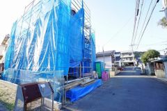 前面道路は公道北西側約4ｍ、北東側約5.6ｍ。角地で陽当たり・風通し良好＾＾