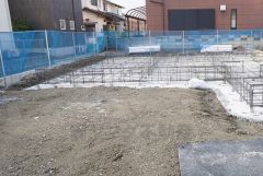 駐車スペースはゆとりある2台分を確保。マイカー用に、お客さま用に、余裕を持ってご利用いただけます。 須恵ICまで車で約5分（1.4ｋｍ）