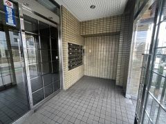 共用部。 エントランスには郵便ボックスがあります＾＾ 清掃が行き届いており防犯カメラも設置してある為安心して快適に利用できます＾＾