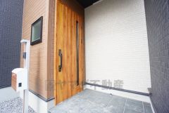 ブラウントーンの玄関扉が外壁とマッチングしていてかっこいいですね＾＾