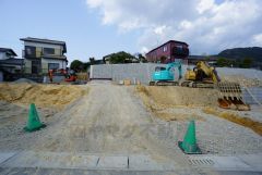 カースペースは停めやすい並列駐車2台付き。ご夫婦で1台ずつ所有できます＾＾ 前面道路は6ｍと駐車がスムーズにできます＾＾