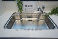 広々とした凸型シンクに洗剤ポケットを標準装備。大きなお鍋など洗いやすいです。洗剤や石鹸、スポンジもすっきりできる収納付き。