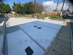 駐車スペースはゆとりある4台分を確保。マイカー用に、お客さま用に、余裕を持ってご利用いただけます＾＾