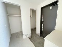 たっぷり収納できるシューズボックスです。家族全員の靴がきれいに整頓できます。棚の上にお花や写真を飾っても良いですね。