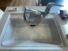 広々とした凸型シンクに洗剤ポケットを標準装備。大きなお鍋など洗いやすいです。洗剤や石鹸、スポンジもすっきりできる収納付き。