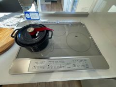 お手入れのしやすいIHクッキングヒーターです。 3口コンロなので、効率よくお料理が楽しめます。毎日のお料理も楽しくなりますね＾＾
